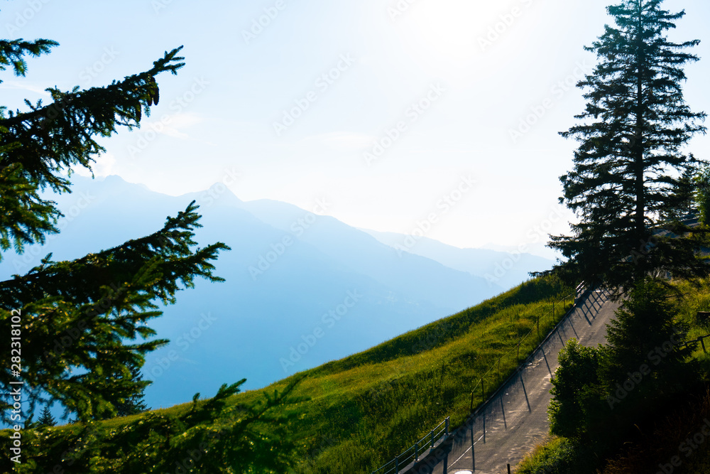 群山剪影前的陡峭街道