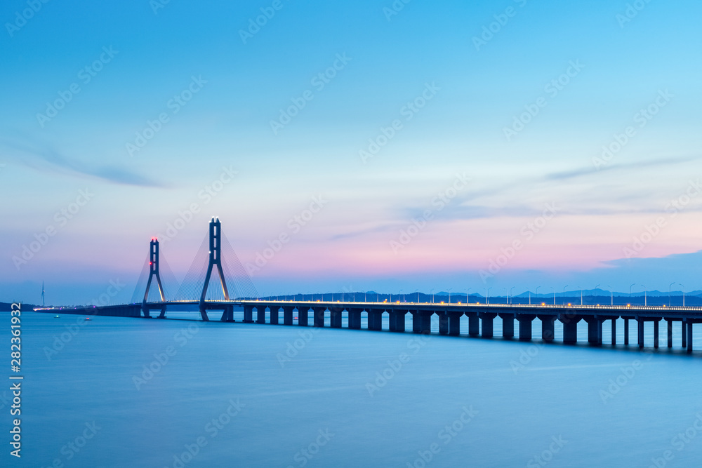 夕阳下的鄱阳湖斜拉桥