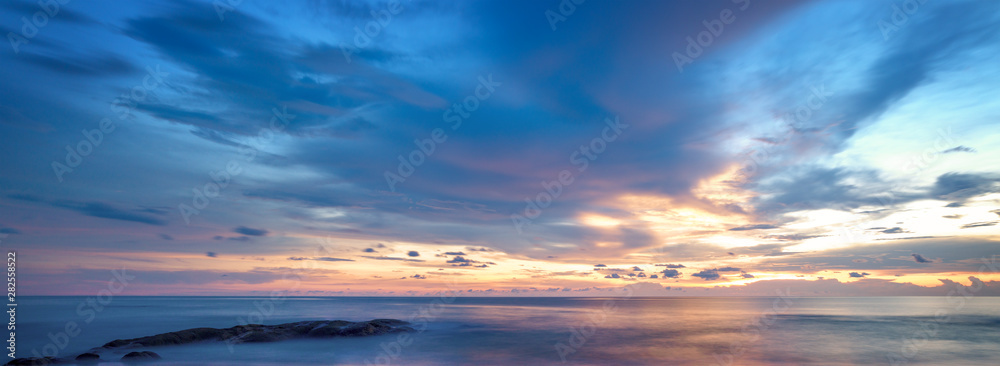 日落时热带海滩的美丽全景。泰国曼谷和普吉岛。