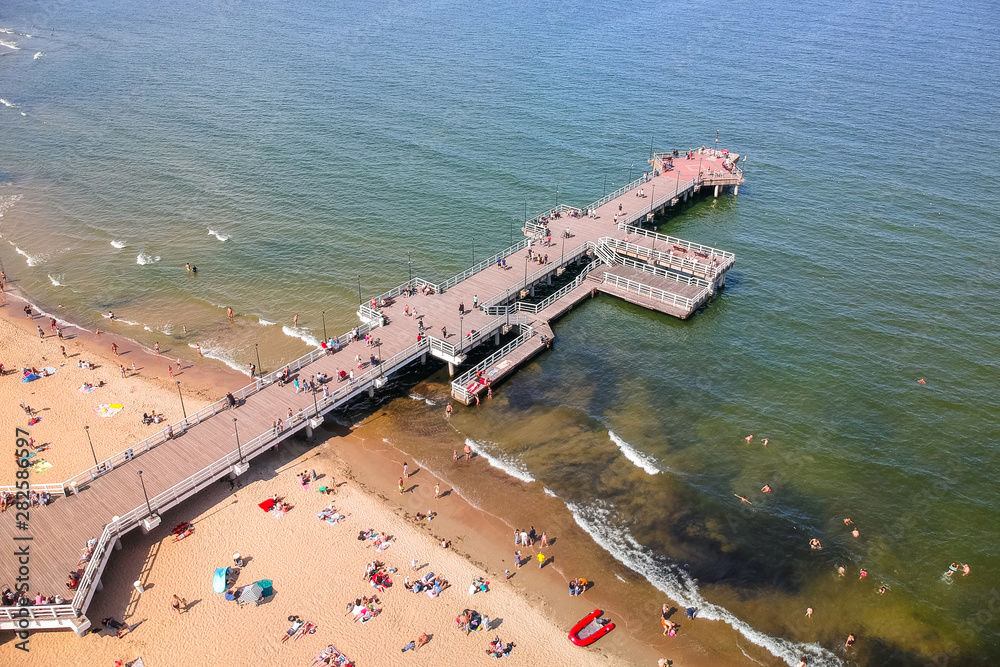 波兰格但斯克波罗的海的夏季海滩，带木制码头。