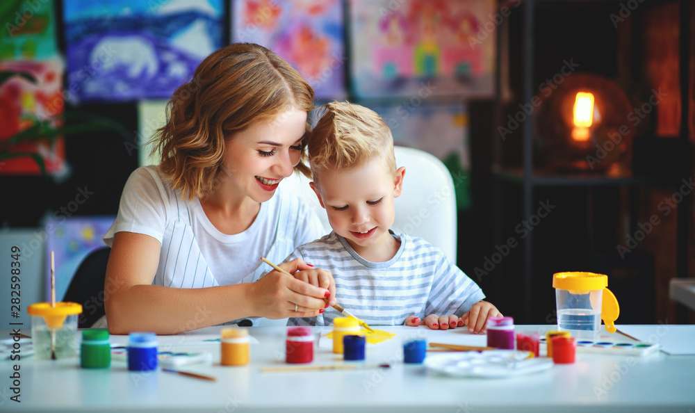 母子绘画在幼儿园中激发创造力。母子绘画博士