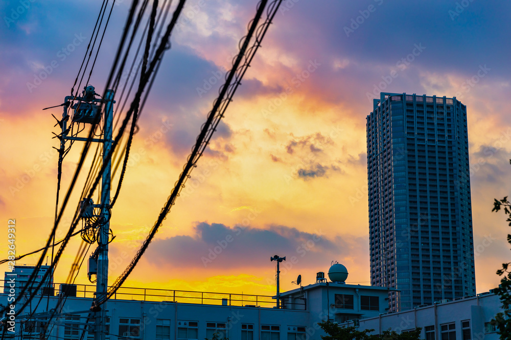 夕暮れ時に赤く染まった都会の空