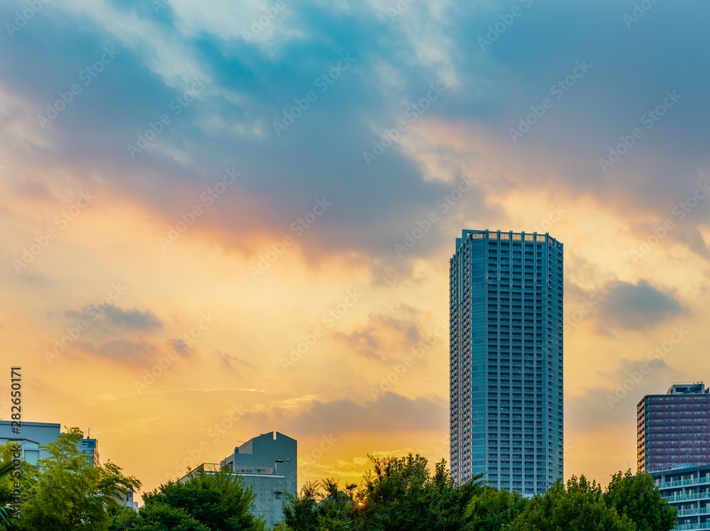 夕暮れ時に赤く染まった都会の空