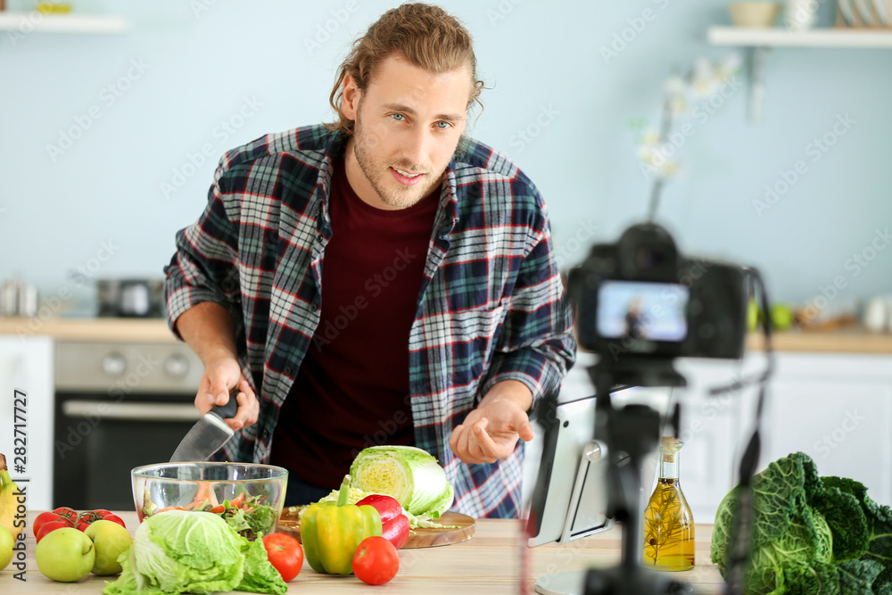 美食博主在家录制视频