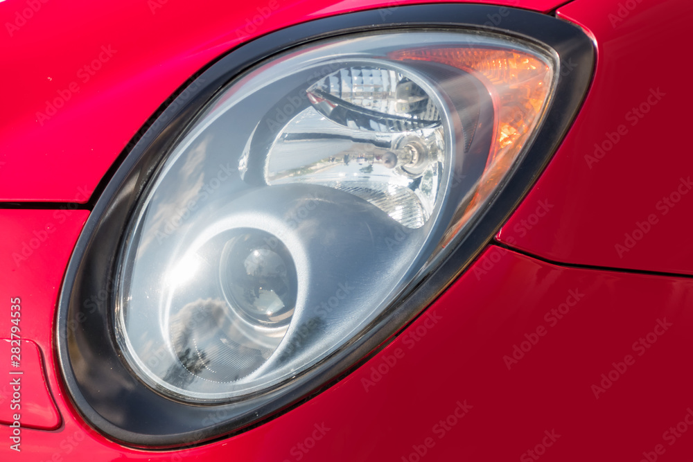 自動車のヘッドライト　Headlight of the car