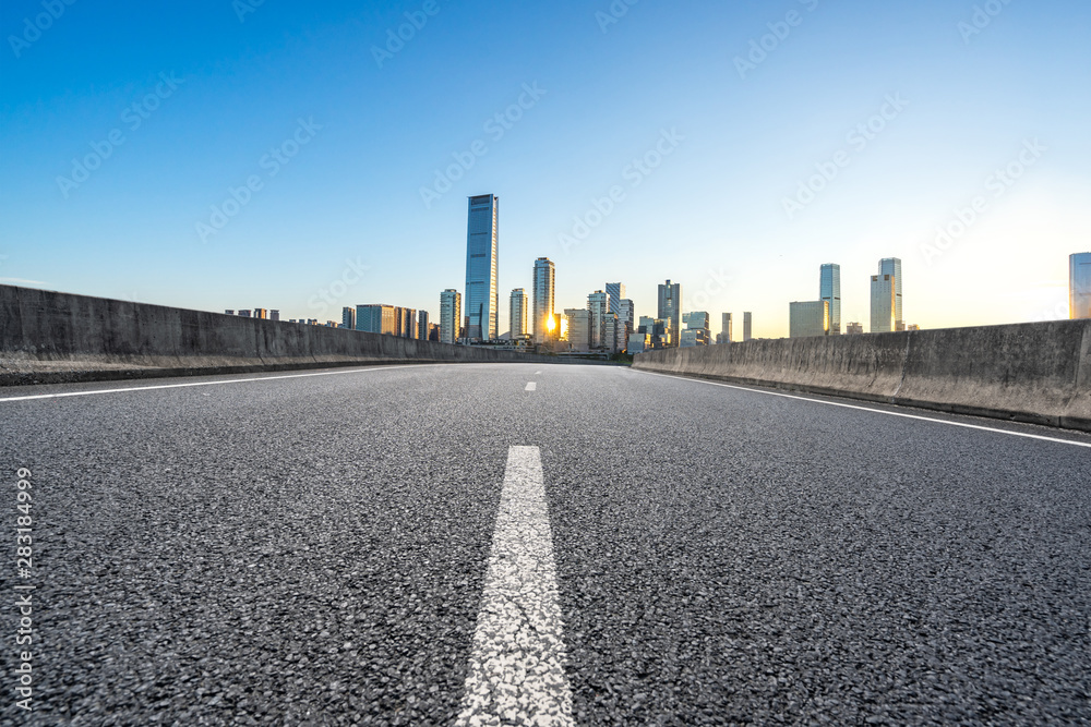 城市天际线的空旷道路