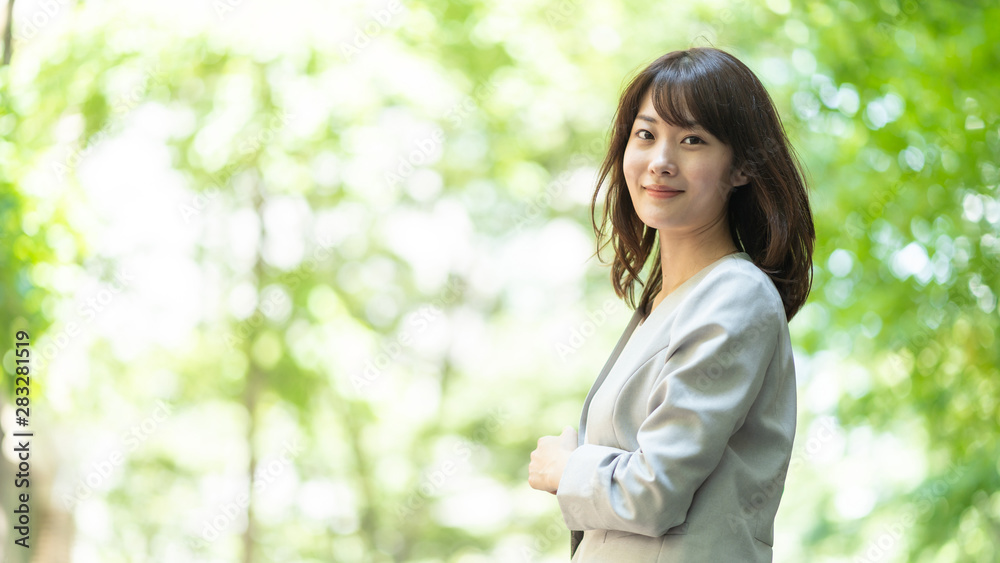 portrait of asian businesswoman walking in sidewalk