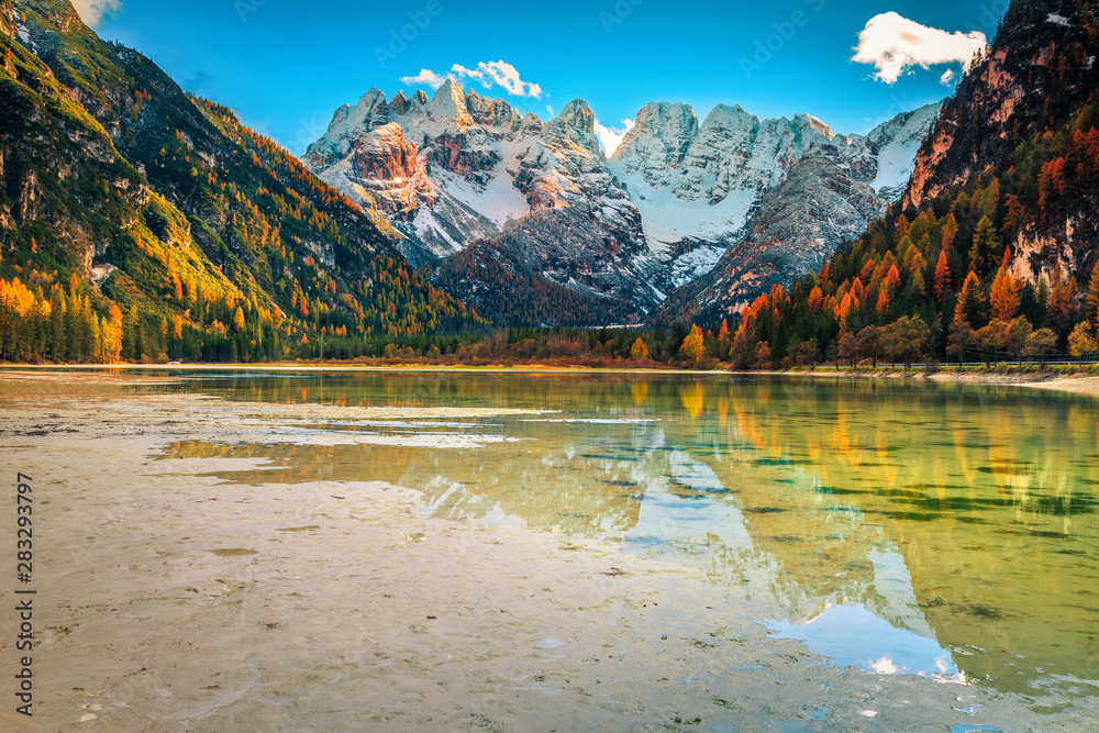 令人惊叹的高山湖泊，背景是雪山，意大利多洛米蒂