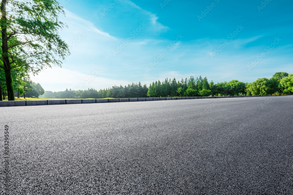 夏日乡间小路与绿树自然景观