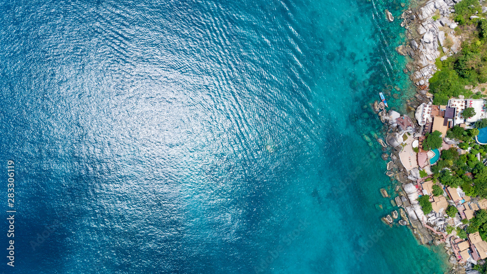 美丽的水面，海岸无人机俯视