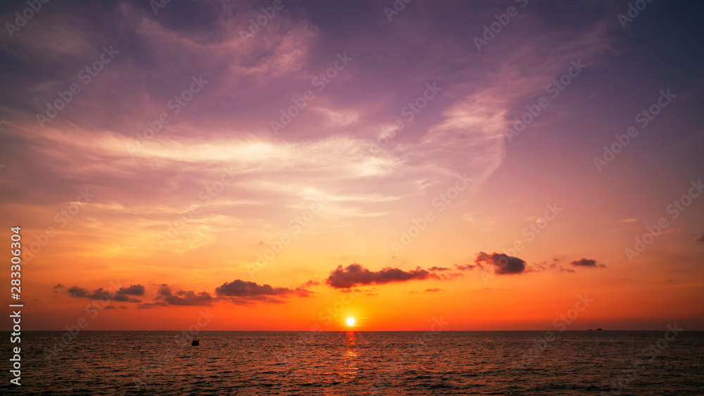 美丽的日落或日出，海上风景自然背景