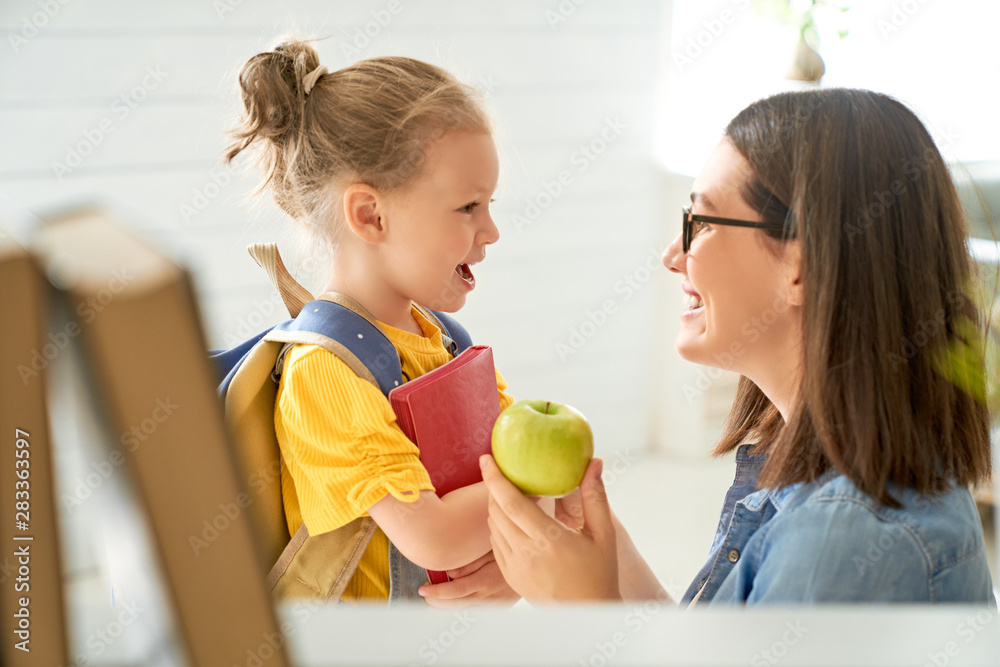 幼儿园的家长和学生。