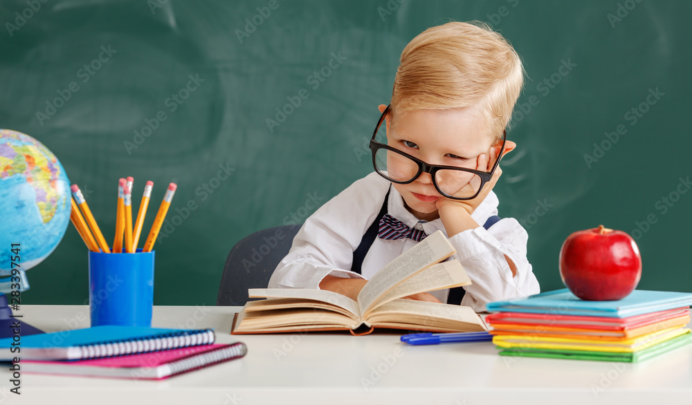 有趣的孩子小学生关于学校黑板