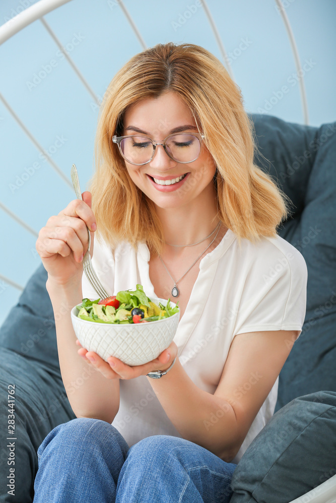 女性在家吃健康蔬菜沙拉