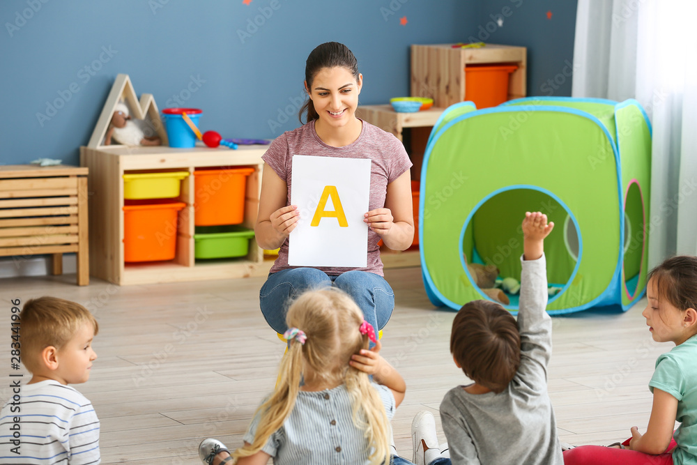 可爱的小孩在幼儿园学字母