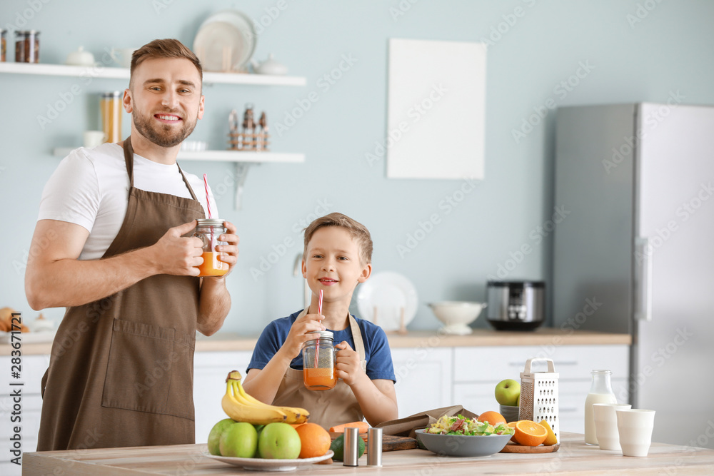 幸福父子在厨房做饭的画像