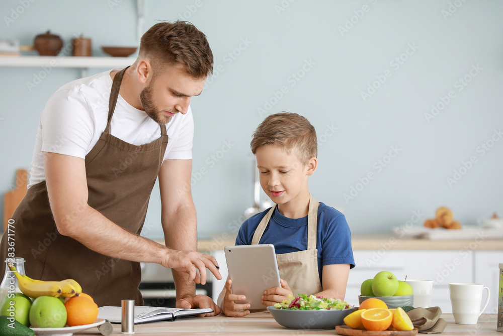 幸福的父子在厨房做饭的画像