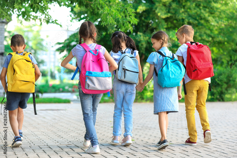 一群可爱的户外小学生