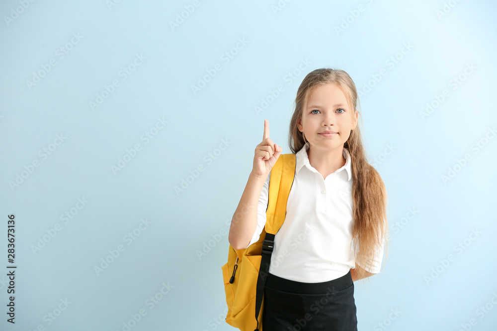 彩色背景上食指竖起的小女生