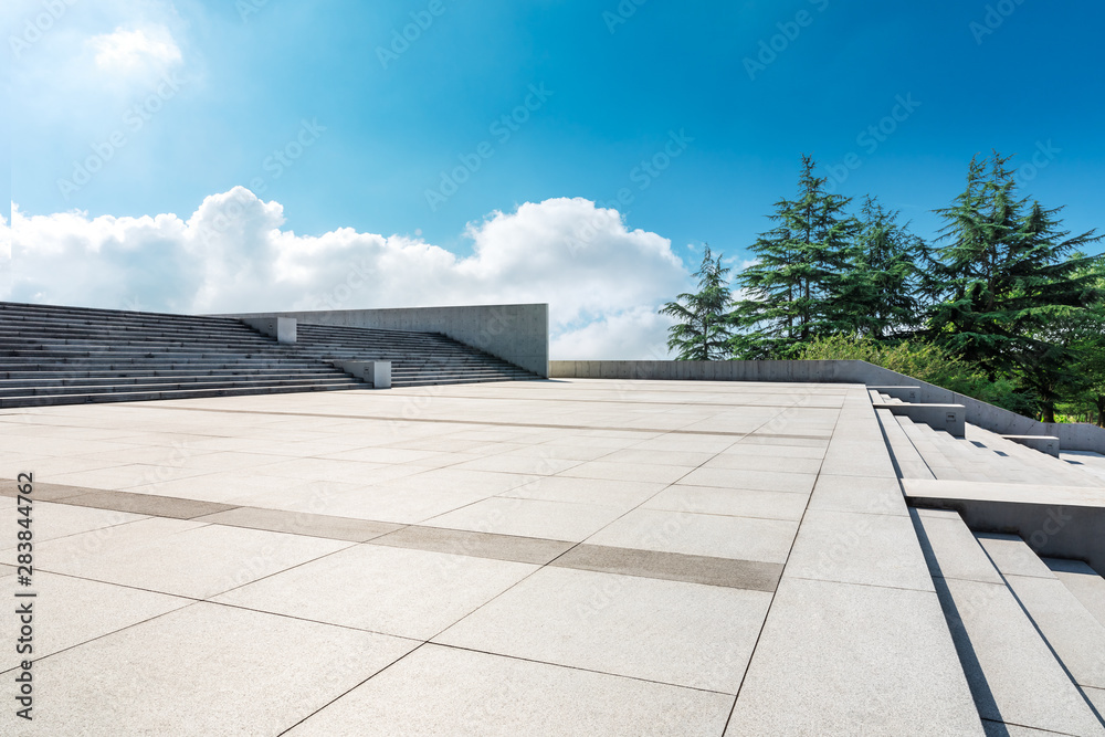 城市公园里空旷的广场和绿树成荫的自然风光