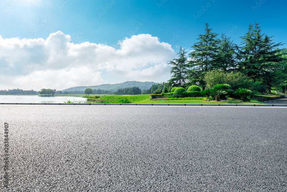 乡村柏油路、绿树成荫，夏日山岳自然景观