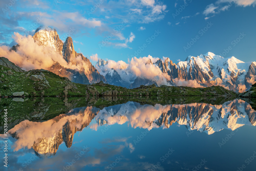 勃朗湖日落全景，背景是霞慕尼的勃朗峰（比安科山）