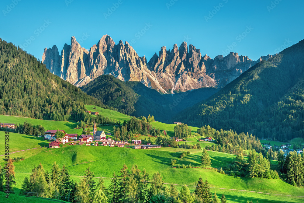 著名的高山地区Santa Maddalena村，背景是神奇的多洛米蒂山脉，瓦尔迪