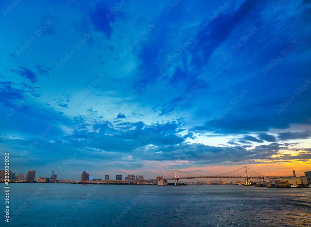 夕暮れの東京の海