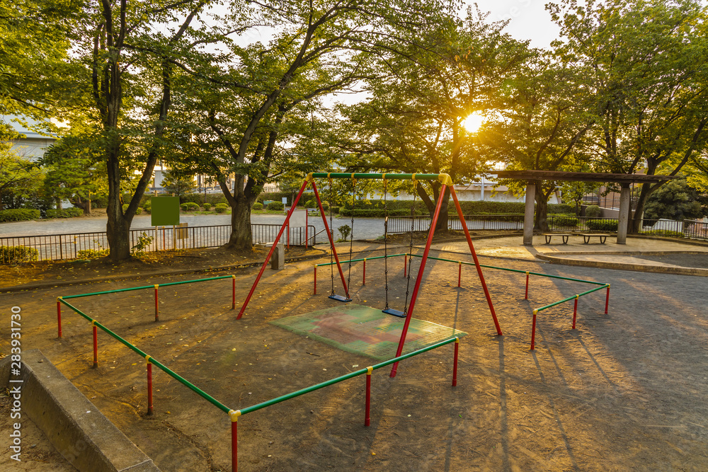 長い影が伸びる夕暮れの公園