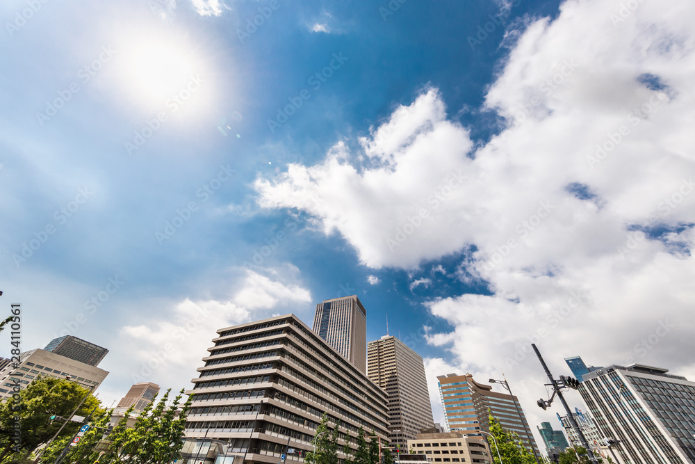 青空と都会のビル群