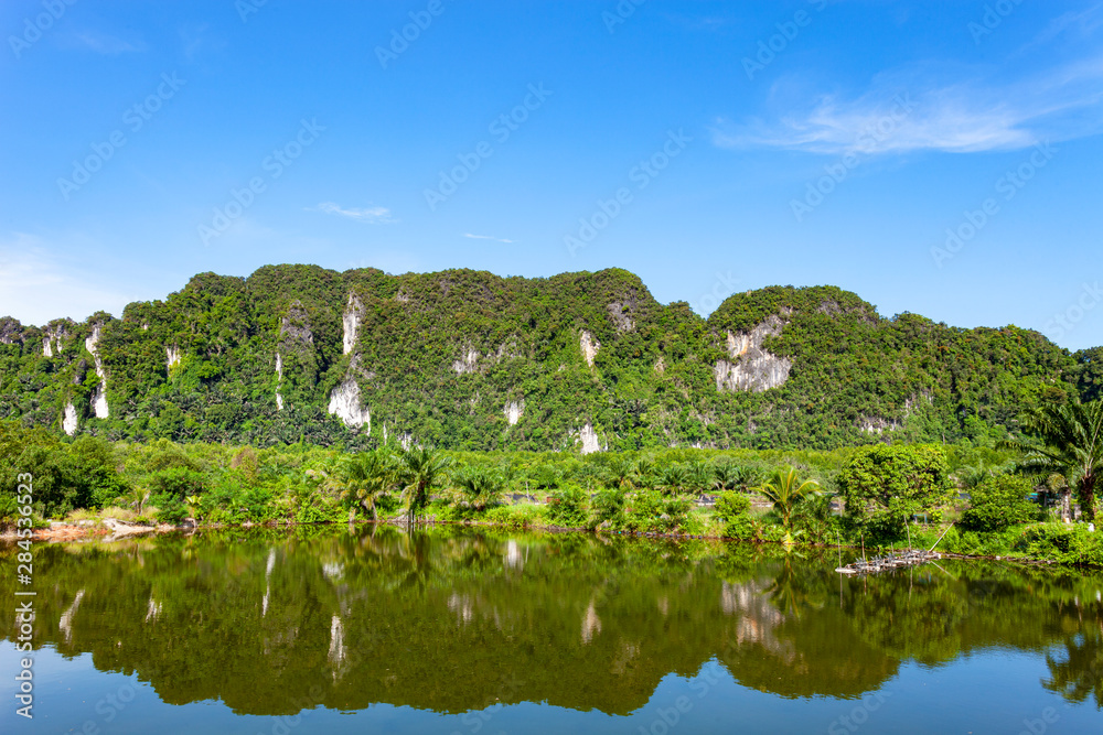 水中有倒影的山和湖，蓝天白云的美景