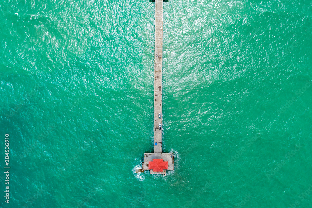 热带海域长桥无人机俯视图美丽的海面背景