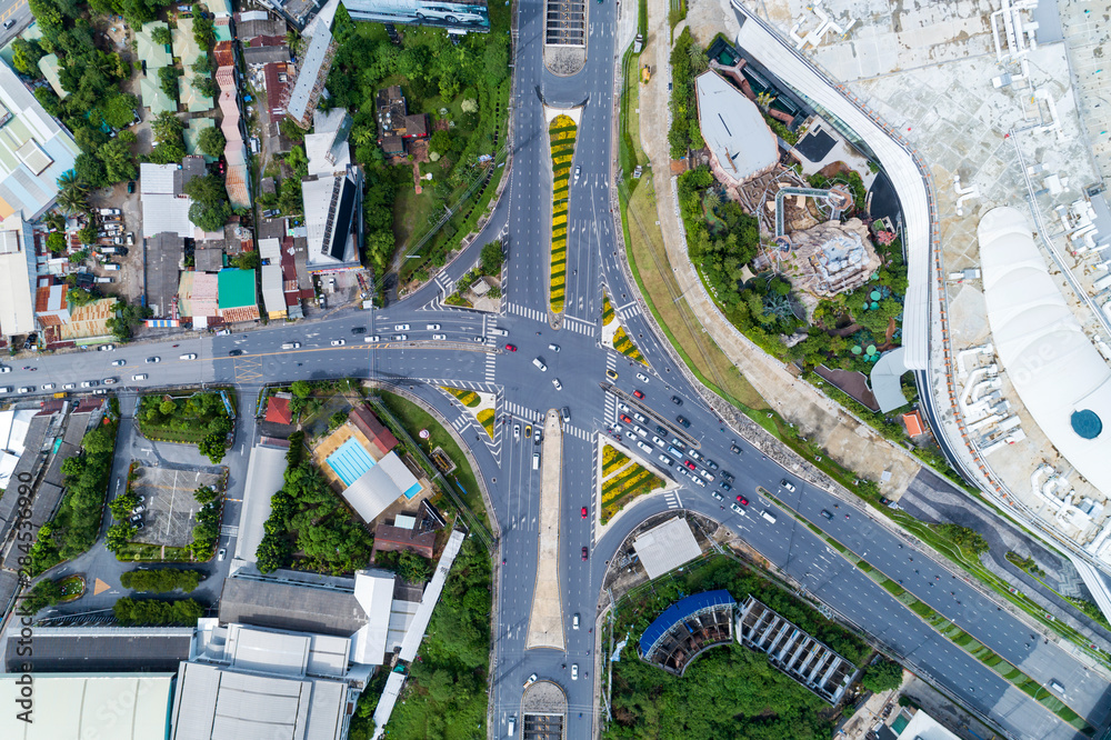 从上方俯瞰路口的无人机鸟瞰图交通背景图片，汽车