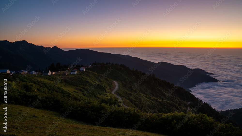 从贡米斯塔山欣赏日落美景。在空中。