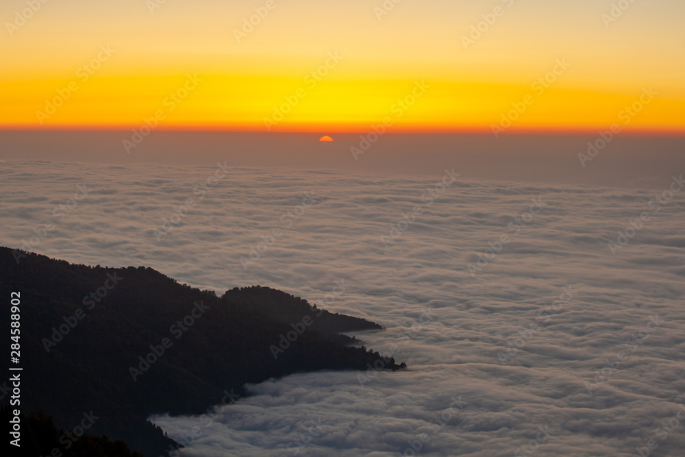 从贡米斯塔山欣赏日落美景。在空中。