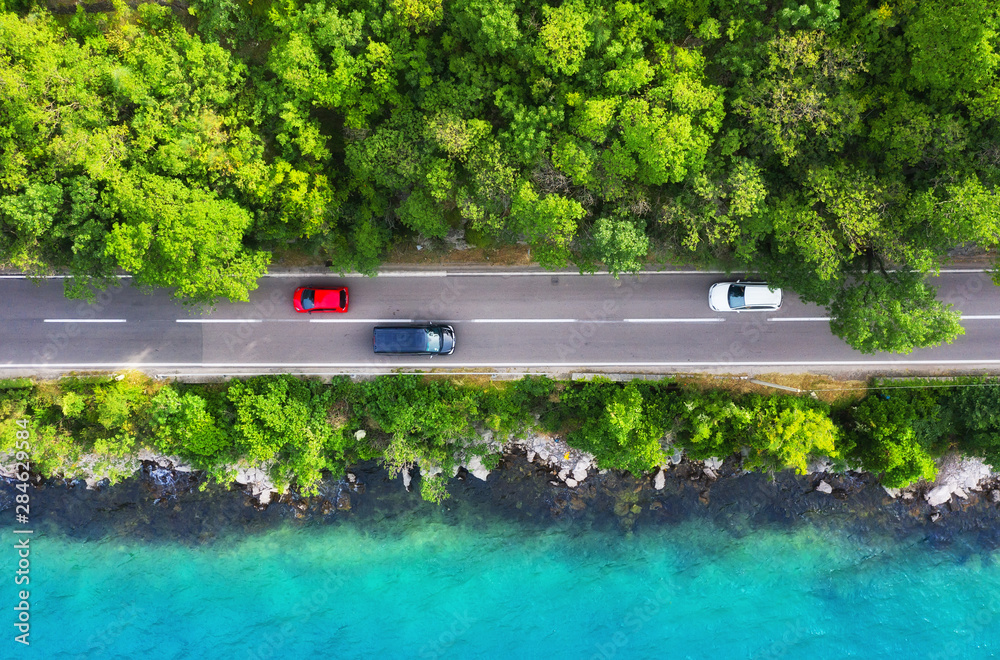 克罗地亚。森林中公路的鸟瞰图。穿过森林和海岸的公路。从大锅上看