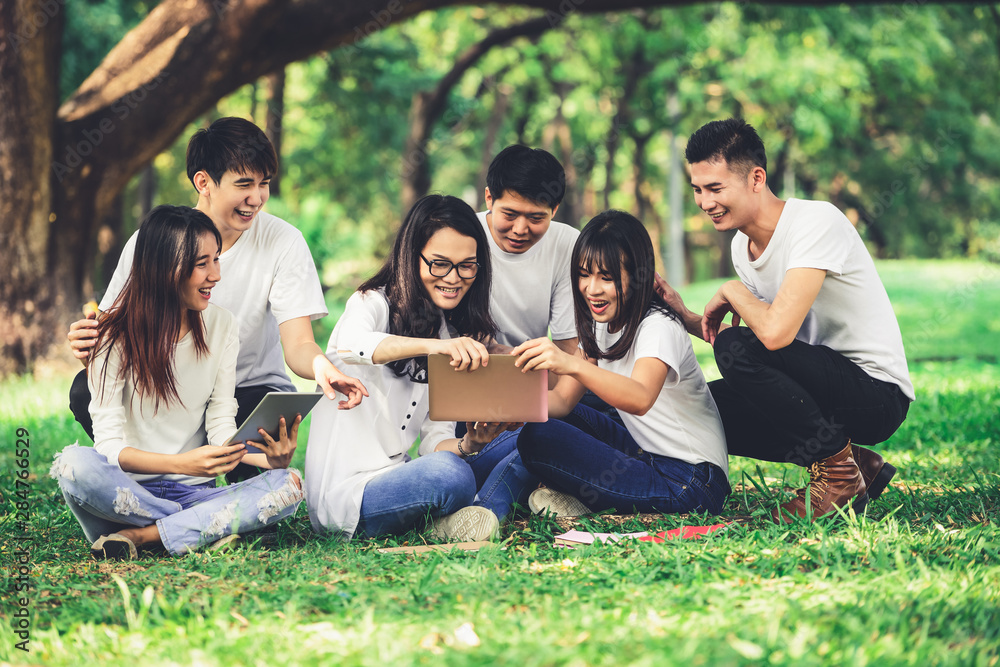 在大学或学校公园的小组项目中学习的年轻学生团队。快乐学习