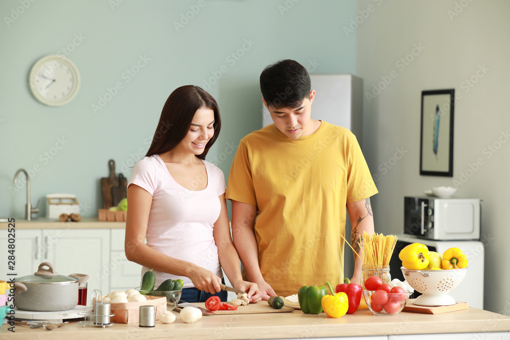 幸福的夫妇在厨房一起做饭