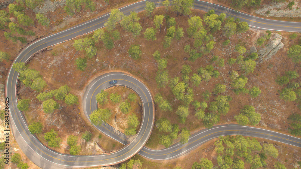 空中飞航：铁山路陡峭多风高速公路上的风景猪尾桥