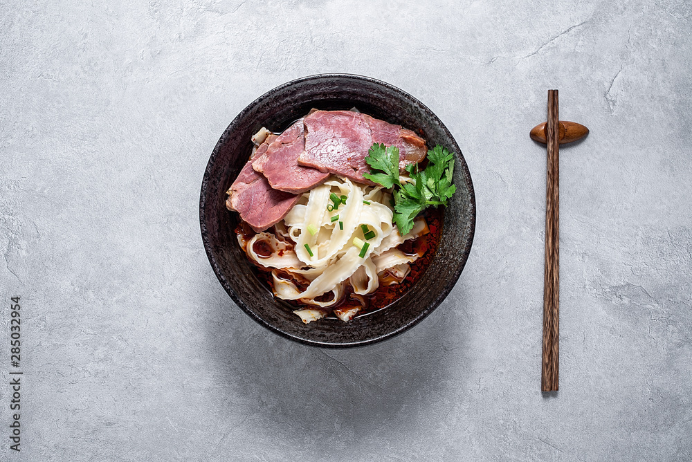 一碗营养美味的牛肉面，水泥质地的面条