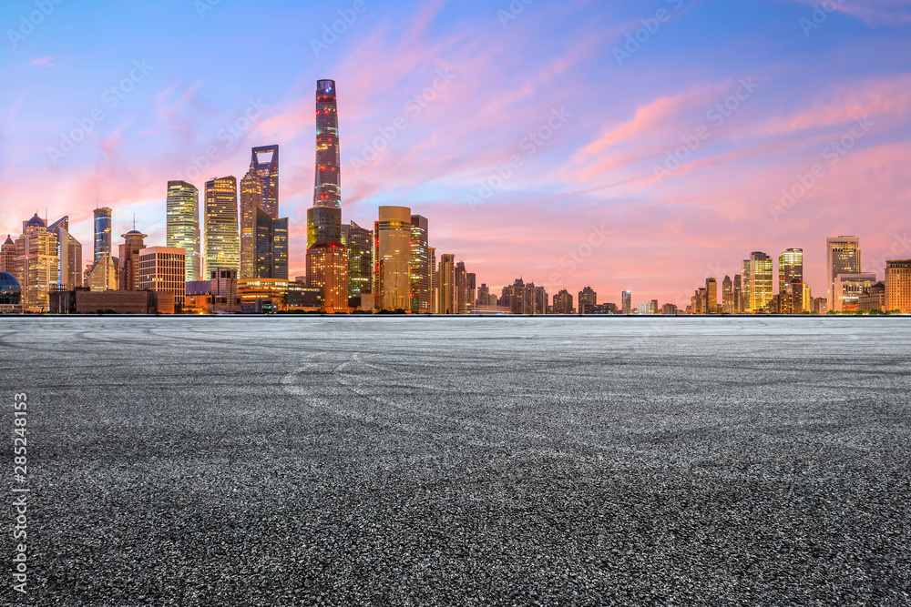 日出时，上海的天际线和空跑道的现代建筑，中国。