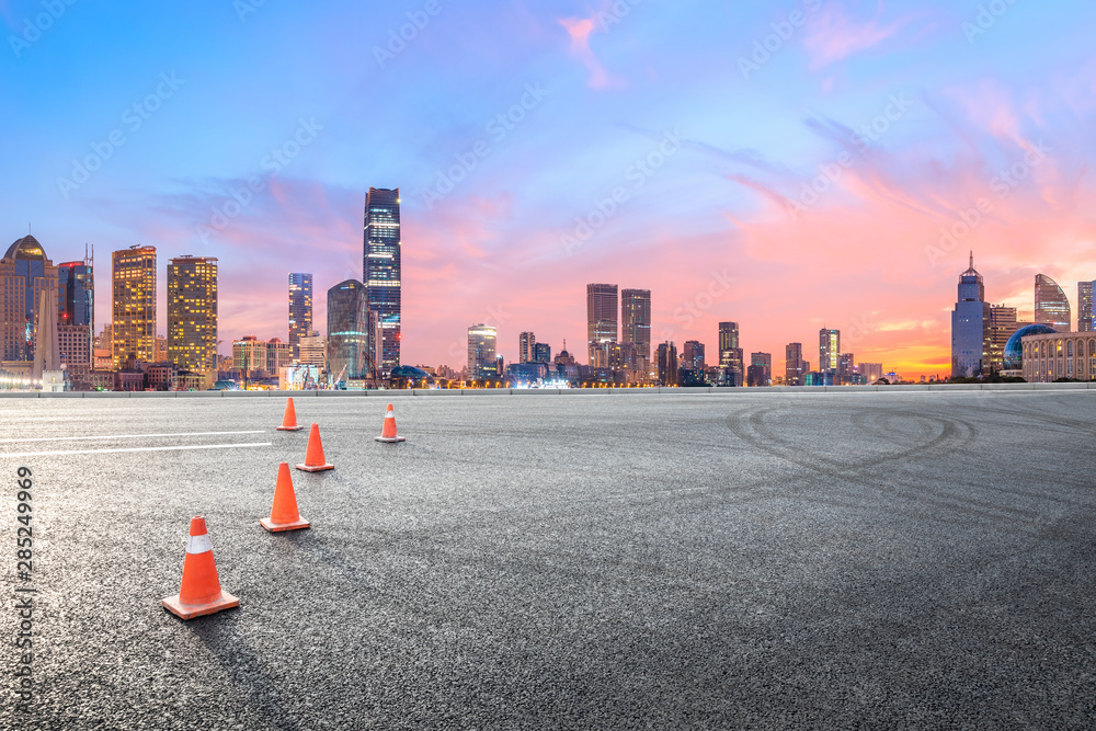 上海天际线和现代建筑，日出时有空跑道，中国。