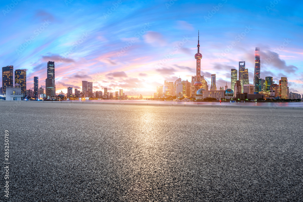 日出时的上海天际线和空荡荡的沥青高速公路的现代建筑，中国