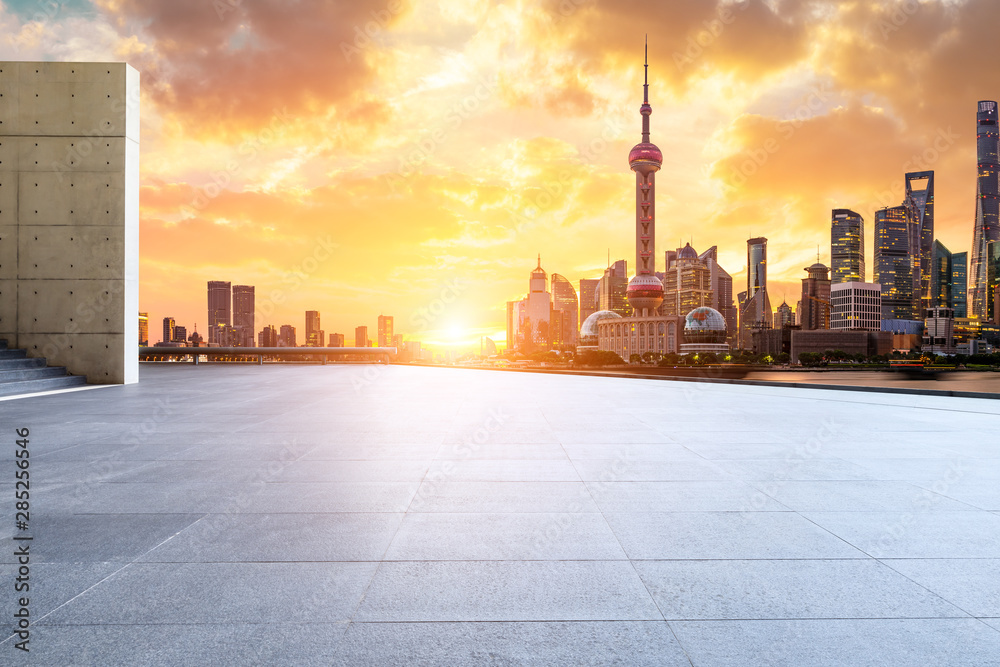 日出时的上海天际线和空荡荡的广场层现代建筑，中国。