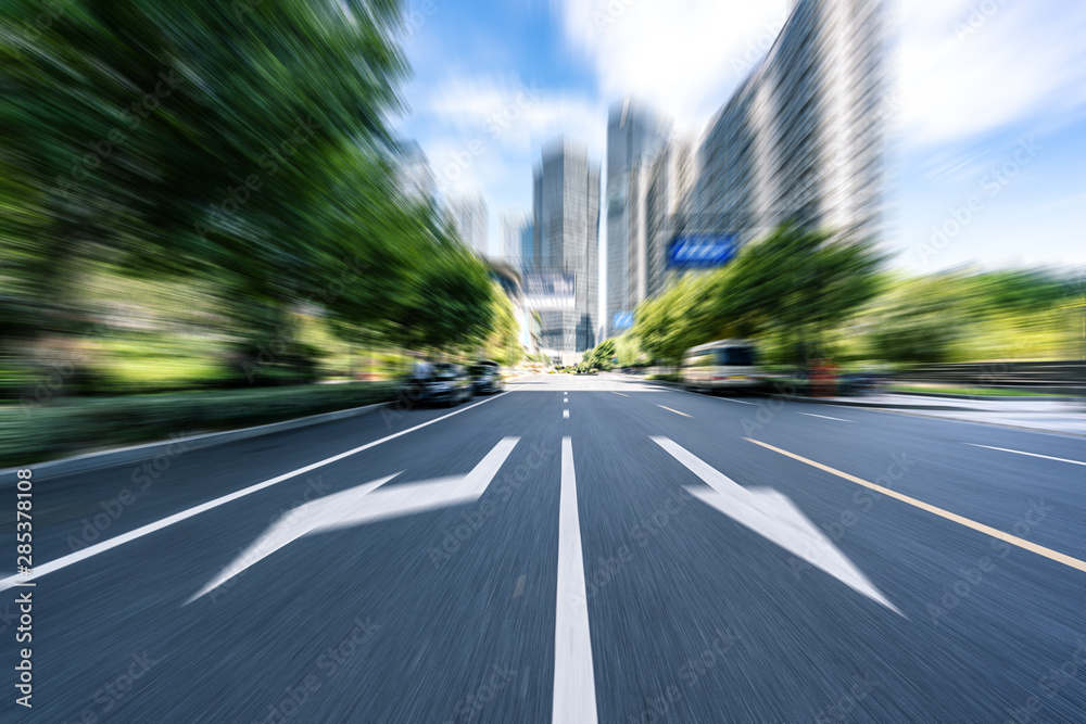 空旷道路的城市天际线