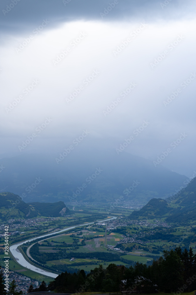 云中的山脉、城市和河流