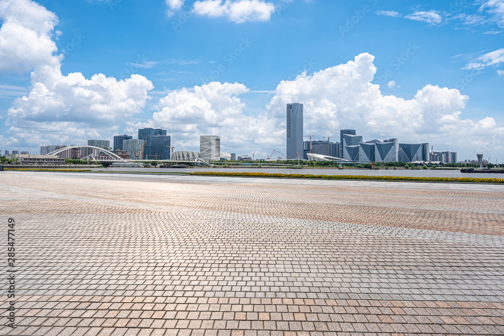 城市天际线空广场