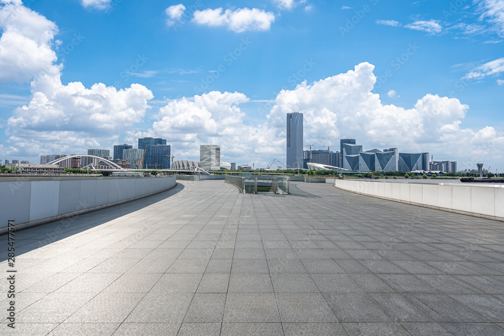 空广场的城市天际线