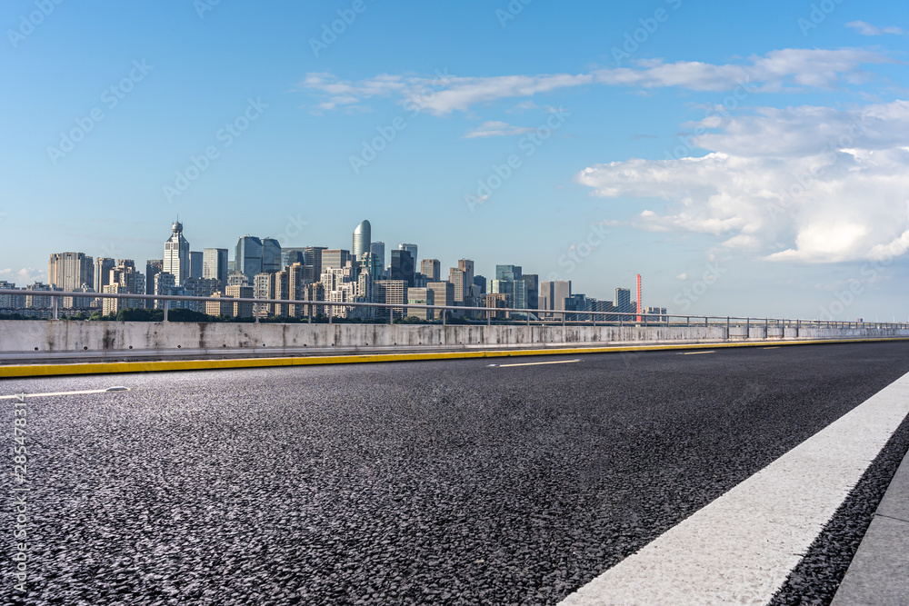 城市天际线的空旷道路