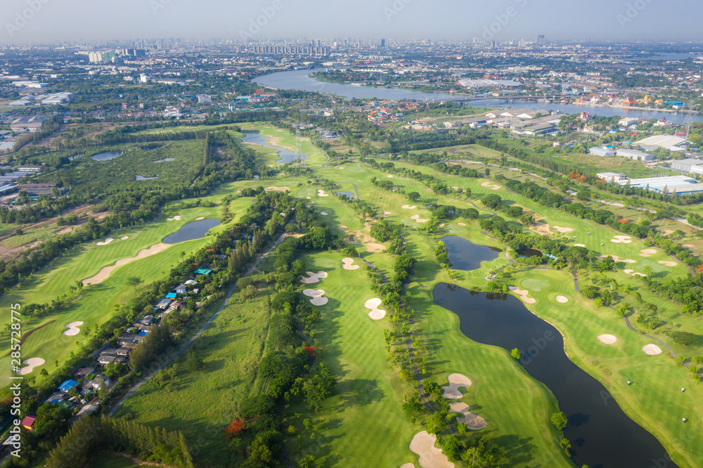 城市高尔夫球场和房屋的鸟瞰全景。